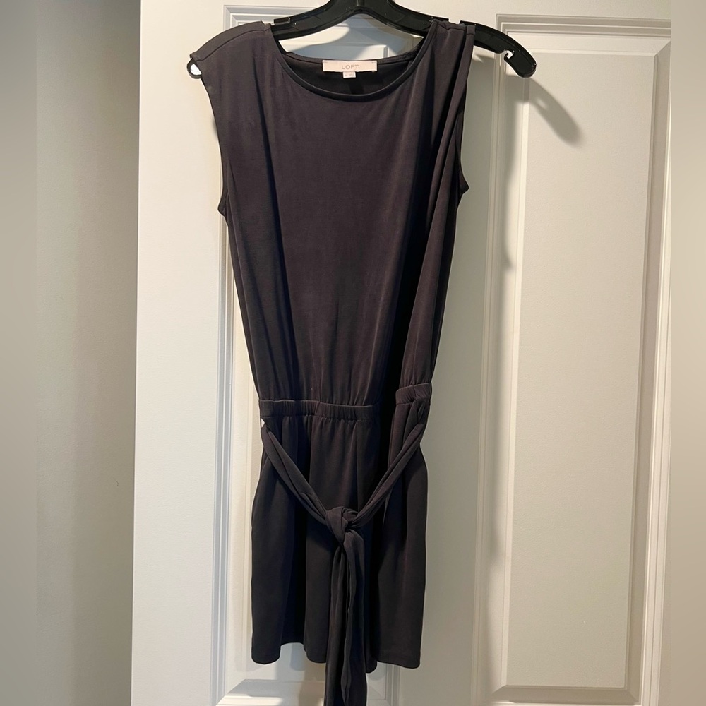 LOFT XS Soft Charcoal Gray Sleeveless Romper w Tie Waist Crossover Small Cutout